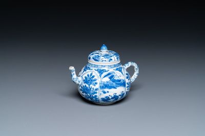 Une théière couverte en porcelaine de Chine en bleu et blanc, Kangxi