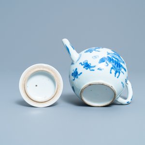 Une théière couverte en porcelaine de Chine en bleu et blanc, Kangxi — photo 7