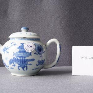Une théière couverte en porcelaine de Chine en bleu et blanc, Kangxi — photo 8