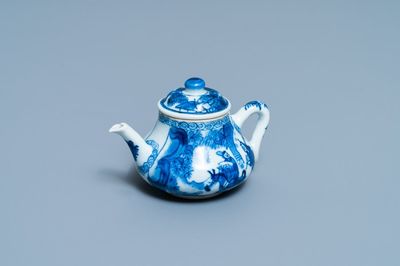Une théière couverte en porcelaine de Chine en bleu et blanc, Kangxi