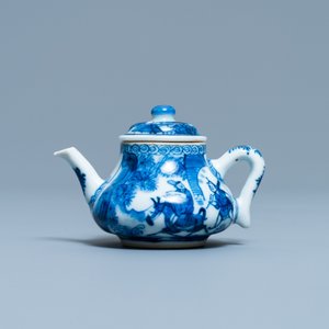 Une théière couverte en porcelaine de Chine en bleu et blanc, Kangxi — photo 2