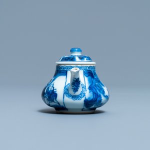 Une théière couverte en porcelaine de Chine en bleu et blanc, Kangxi — photo 5