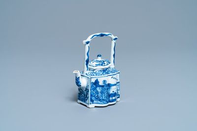 Une théière couverte en porcelaine de Chine en bleu et blanc, Kangxi