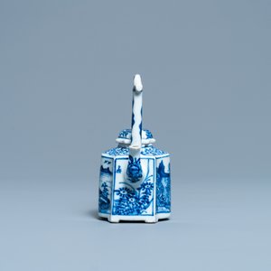 Une théière couverte en porcelaine de Chine en bleu et blanc, Kangxi — photo 5