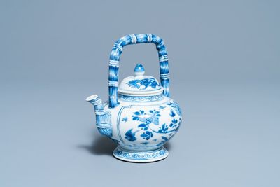 Une théière couverte en porcelaine de Chine en bleu et blanc, Kangxi
