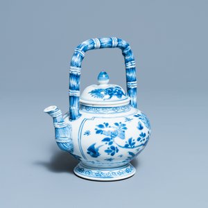 Une théière couverte en porcelaine de Chine en bleu et blanc, Kangxi — photo 1