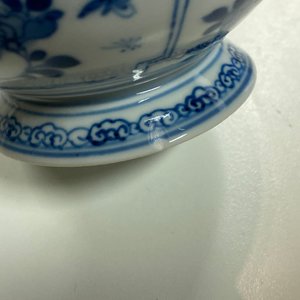 Une théière couverte en porcelaine de Chine en bleu et blanc, Kangxi — photo 13