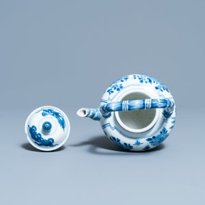 Une théière couverte en porcelaine de Chine en bleu et blanc, Kangxi — photo 6