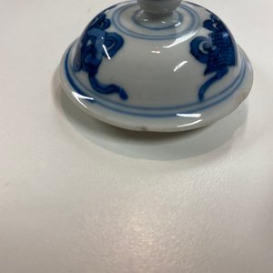 Une théière couverte en porcelaine de Chine en bleu et blanc, Kangxi — photo 8