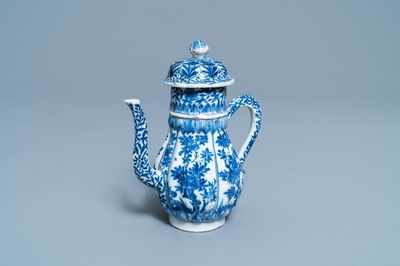Une théière couverte en porcelaine de Chine en bleu et blanc, Kangxi