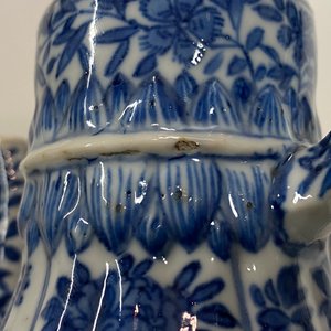 Une théière couverte en porcelaine de Chine en bleu et blanc, Kangxi — photo 13