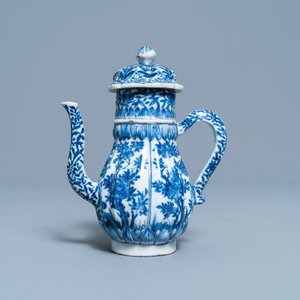 Une théière couverte en porcelaine de Chine en bleu et blanc, Kangxi — photo 2