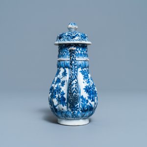 Une théière couverte en porcelaine de Chine en bleu et blanc, Kangxi — photo 5