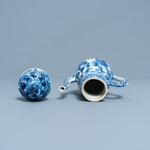 Une théière couverte en porcelaine de Chine en bleu et blanc, Kangxi — photo 6