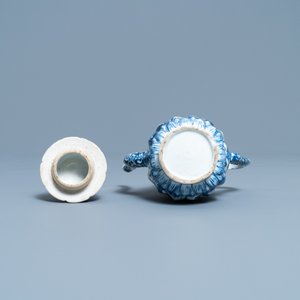 Une théière couverte en porcelaine de Chine en bleu et blanc, Kangxi — photo 7
