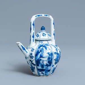 Une théière couverte en porcelaine de Chine en bleu et blanc, Kangxi — photo 1