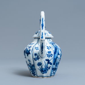 Une théière couverte en porcelaine de Chine en bleu et blanc, Kangxi — photo 3