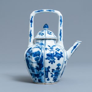 Une théière couverte en porcelaine de Chine en bleu et blanc, Kangxi — photo 4