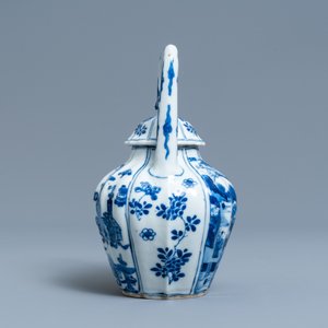 Une théière couverte en porcelaine de Chine en bleu et blanc, Kangxi — photo 5