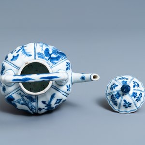 Une théière couverte en porcelaine de Chine en bleu et blanc, Kangxi — photo 6