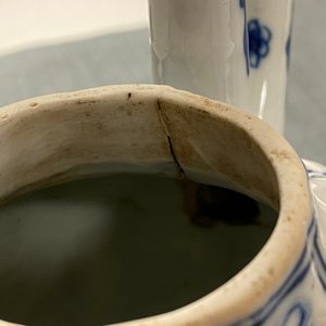 Une théière couverte en porcelaine de Chine en bleu et blanc, Kangxi — photo 9