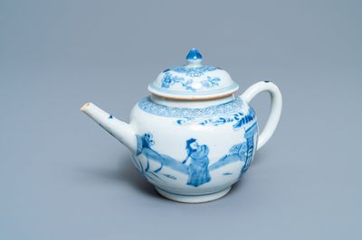 Une théière couverte en porcelaine de Chine en bleu et blanc, Kangxi/Yongzheng