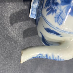 Une théière couverte en porcelaine de Chine en bleu et blanc, Kangxi — photo 12
