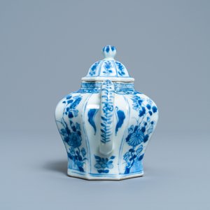 Une théière couverte en porcelaine de Chine en bleu et blanc, Kangxi — photo 3
