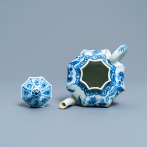Une théière couverte en porcelaine de Chine en bleu et blanc, Kangxi — photo 6