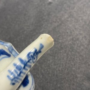 Une théière couverte en porcelaine de Chine en bleu et blanc, Kangxi — photo 9
