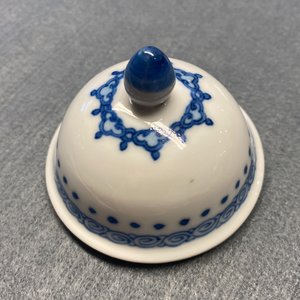 Une théière couverte en porcelaine de Chine en bleu et blanc, marque de Jiajing, Kangxi — photo 15