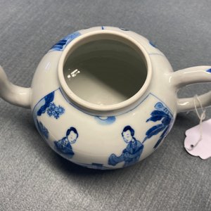 Une théière couverte en porcelaine de Chine en bleu et blanc, marque de Jiajing, Kangxi — photo 16