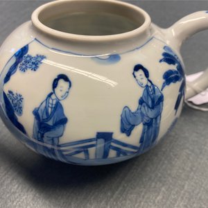 Une théière couverte en porcelaine de Chine en bleu et blanc, marque de Jiajing, Kangxi — photo 17