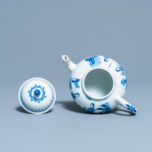 Une théière couverte en porcelaine de Chine en bleu et blanc, marque de Jiajing, Kangxi — photo 6