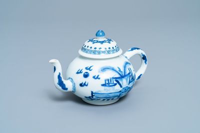 Une théière couverte en porcelaine de Chine en bleu et blanc, marque de Jiajing, Kangxi