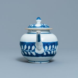 Une théière couverte en porcelaine de Chine en bleu et blanc, Yongzheng/Qianlong — photo 3