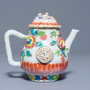 Une théière couverte en porcelaine de Chine famille rose à décor appliqué, Yongzheng — photo 3
