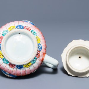 Une théière couverte en porcelaine de Chine famille rose à décor appliqué, Yongzheng — photo 5