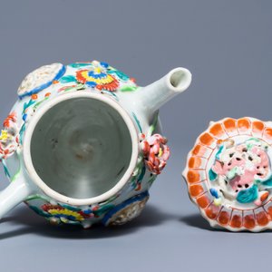 Une théière couverte en porcelaine de Chine famille rose à décor appliqué, Yongzheng — photo 6