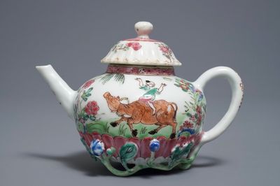 Une théière couverte en porcelaine de Chine famille rose à décor appliqué, Yongzheng