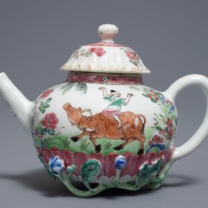 Une théière couverte en porcelaine de Chine famille rose à décor appliqué, Yongzheng — photo 1