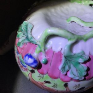 Une théière couverte en porcelaine de Chine famille rose à décor appliqué, Yongzheng — photo 14