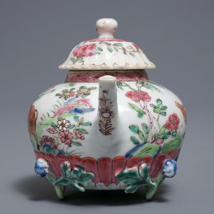 Une théière couverte en porcelaine de Chine famille rose à décor appliqué, Yongzheng — photo 2