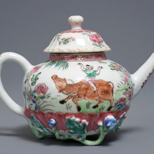 Une théière couverte en porcelaine de Chine famille rose à décor appliqué, Yongzheng — photo 3