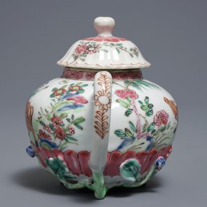 Une théière couverte en porcelaine de Chine famille rose à décor appliqué, Yongzheng — photo 4