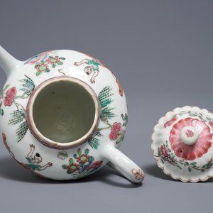 Une théière couverte en porcelaine de Chine famille rose à décor appliqué, Yongzheng — photo 5
