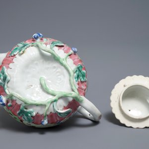 Une théière couverte en porcelaine de Chine famille rose à décor appliqué, Yongzheng — photo 6