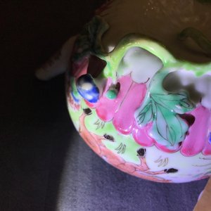 Une théière couverte en porcelaine de Chine famille rose à décor appliqué, Yongzheng — photo 10