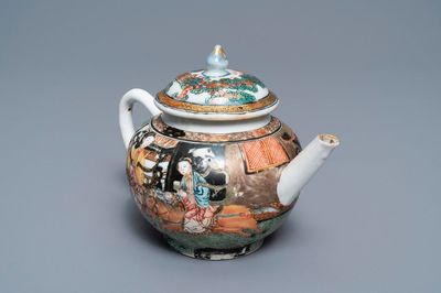 Une théière couverte en porcelaine de Chine famille rose à décor autour, Yongzheng