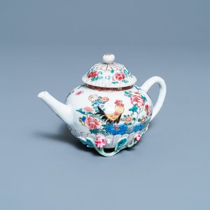 Une théière couverte en porcelaine de Chine famille rose à décor de coqs, Yongzheng — photo 1